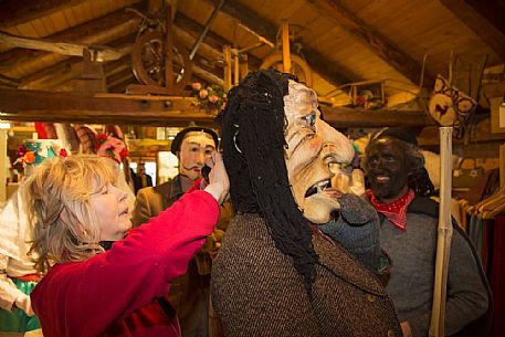 In the century-old weaving Sauris completes the dressing of the most important masks of the carnival of Sauris: the Rlar and Kheirar. Sauris di Sotto