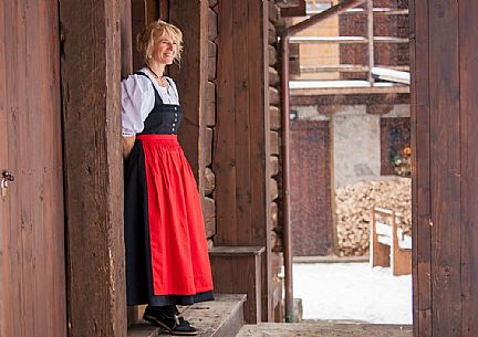 Which manages of Albergo Diffuso (hotel) of Sauris di Sopra with the traditional dress of the country , Sauris