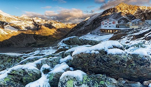 Sunrise at theDiavolezza mountain hut, Bernina mountain range, Pontresina, Canton of Grisons, Switzerland, Europe