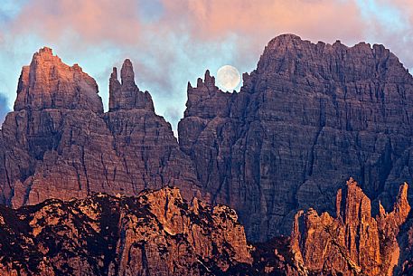 Moon rise in the Spaldi di Toro and Monfalconi mountain range, Dolomiti Friulane Natural Park, Costa Vedorcia, Cadore, dolomites, Veneto, Italy, Europe