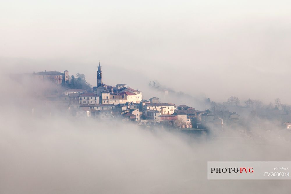 The small village of Frassinello Monferrato in the fog, Monferrato, Piedmont, Italy, Europe