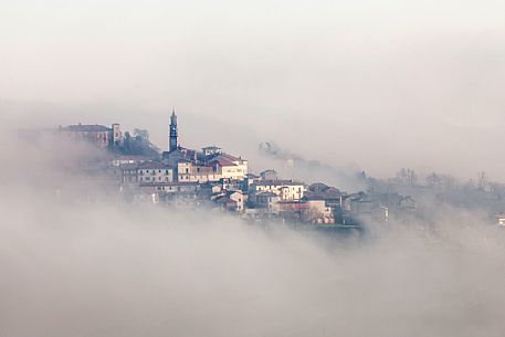 The small village of Frassinello Monferrato in the fog, Monferrato, Piedmont, Italy, Europe