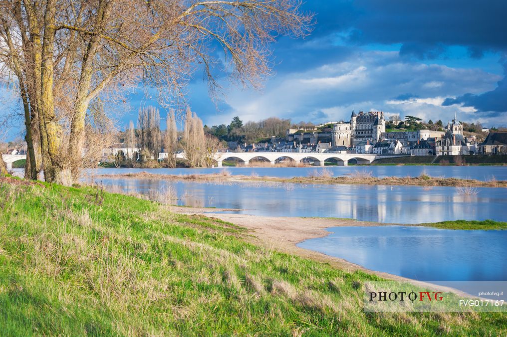 The chateau de Amboise is one of the best-known chteaux of the Loire valley. Its view from the Loire river offers a beautiful example of this Valleys landscapes, which belongs to the Unesco World Heritage.