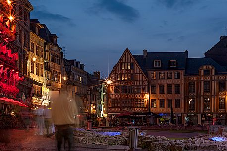 Rouen , the capital of Normandy , is a small town but it is always very cute at night