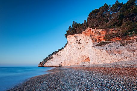 Vignanotica Beach is one of the most spectacular on the Gargano coast. The dawn lights up the white rocks making them just like gold, and giving golden moments of magic. Vignanotica Beach is one of the most spectacular on the Gargano coast. The dawn lights up the white rocks making them just like gold, and giving golden moments of magic.