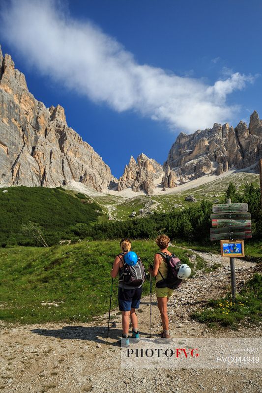 Hikers near Dibona refuge towards the Tofane mountain range, Cortina d'Ampezzo, Dolomites, Veneto, Italy, Europe