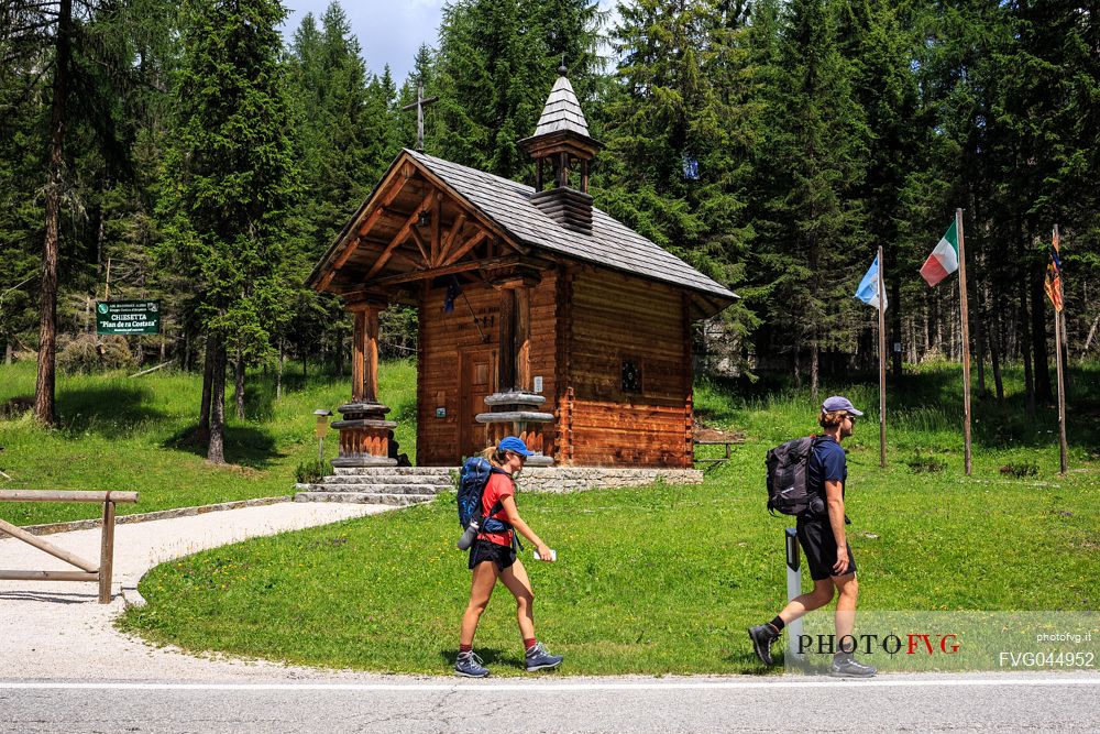 Hikers near Chiesetta Degli Alpini church, Cortina d'Ampezzo, Dolomites, Veneto, Italy, Europe