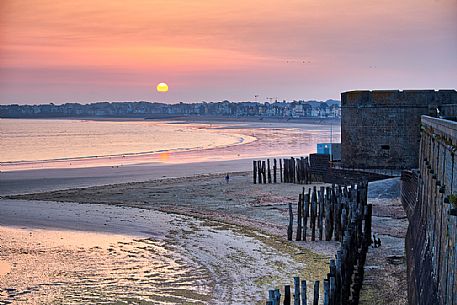Saint Malo, the beach and the medieval walls of the ancient city at dawn, Brittany, France, Europe