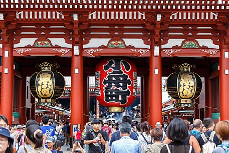 Tourists at the Asakusa Kannon Temple, Kaminarimon Gate, Gateway Lantern, Tokyo, Japan