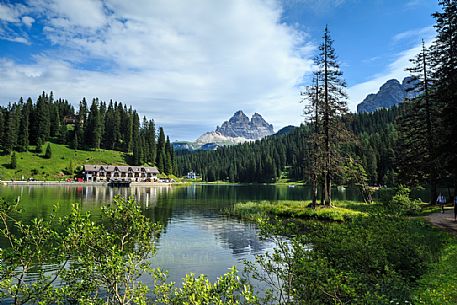 Lake Misurina with Tre Cime di Lavaredo peaks in the background, Misurina, Cadore, Veneto, Italy, Europe