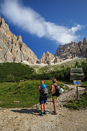 Hikers near Dibona refuge towards the Tofane mountain range, Cortina d'Ampezzo, Dolomites, Veneto, Italy, Europe