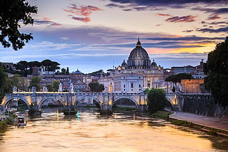 Roma: tramonto dietro alla Basilica di San Pietro con il riflesso del cielo sull'acqua del Tevere