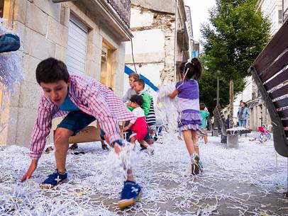 Children playing in Lugo