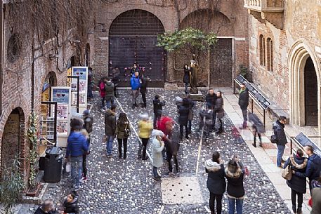 The courtyard of the house of Giulietta with tourists