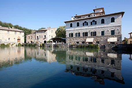 The ancient bathroom with the tub in the main square, the free baths of Bagno Vignoni in the Parco dei Mulini and the thermal baths, Tuscany, Orcia Valley, Italy, Europe