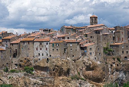 Pitigliano village, the cliff of Pitigliano is surrounded on three sides by many ravines, full of caves dug into the tuff, Maremma, Tuscany, Italy, Europe