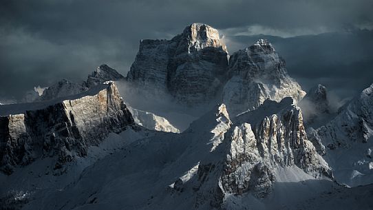 Overview of the Pelmo, Averau, Nuvolau and Lastoi de Formin mountains illuminated by the sun after a heavy snowfall, view from the Lagazuoi refuge, Falzarego pass, dolomites, Cortina d'Ampezzo, Italy, Europe