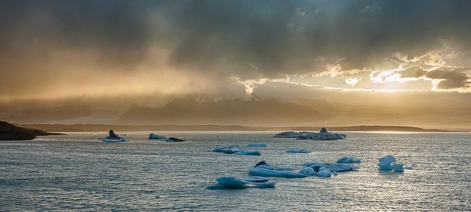 Icebergs in the Jkulsrln lagoon at the dusk