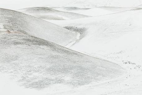 Graphisms of Piano Grande's hills after a snowfall