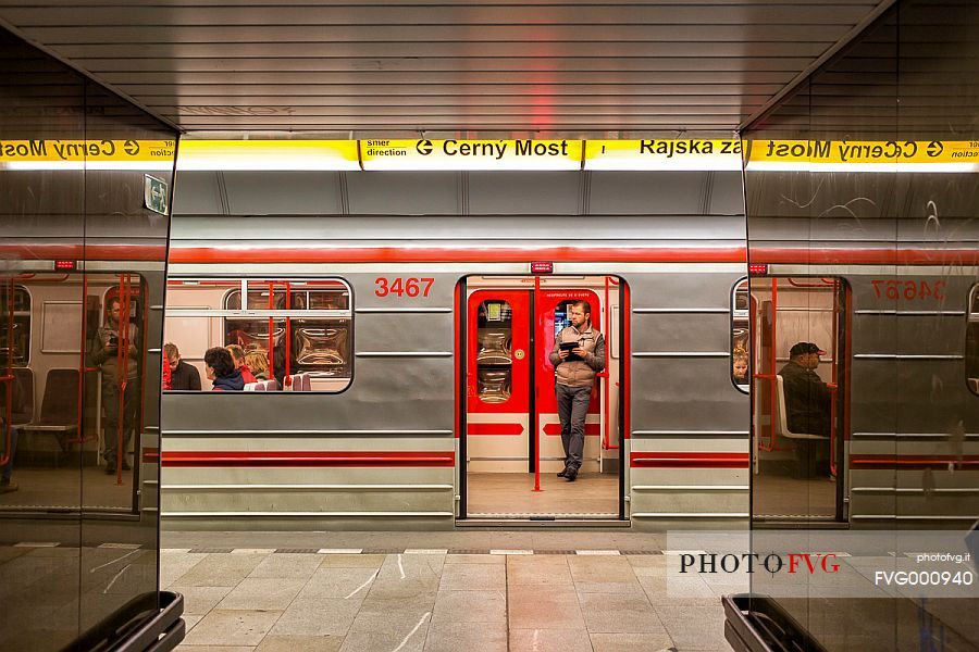 Karolovo Nŕmestě tube station Karolovo Nŕmestě tube station