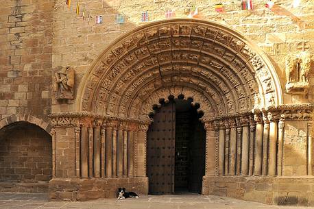 Portal of Iglesia de Santiago y San Pedro church, Puente la Reina, Navarre, Spain, Europe