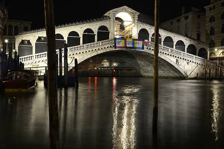 Rialto bridge by night