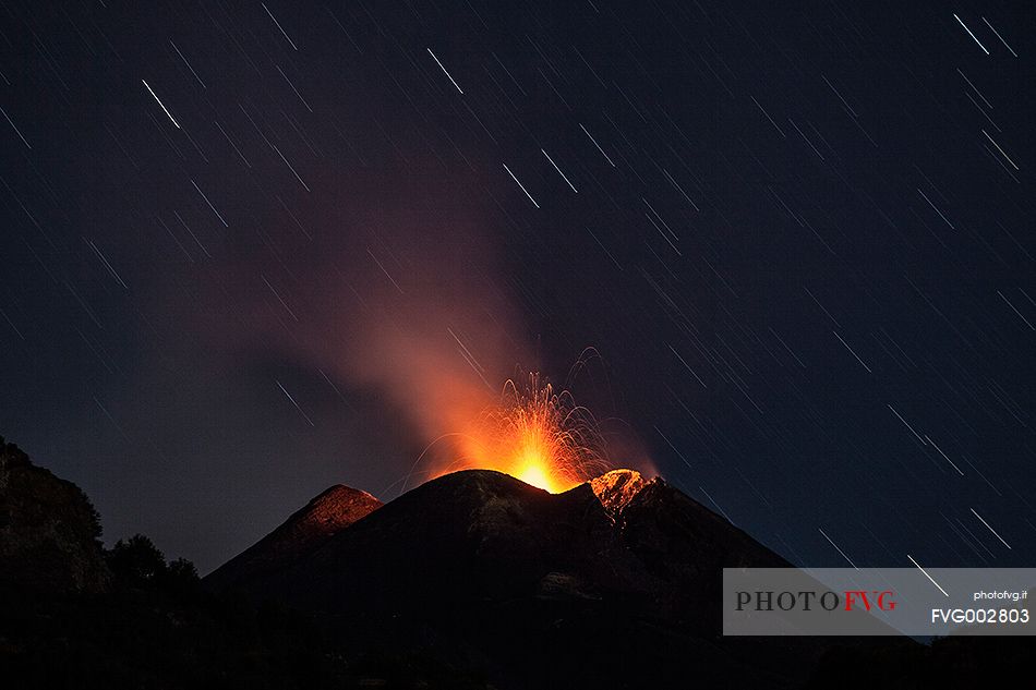 A weak strombolian activity at the Southeast Crater is perfect to make a long exposure to show the movement of stars