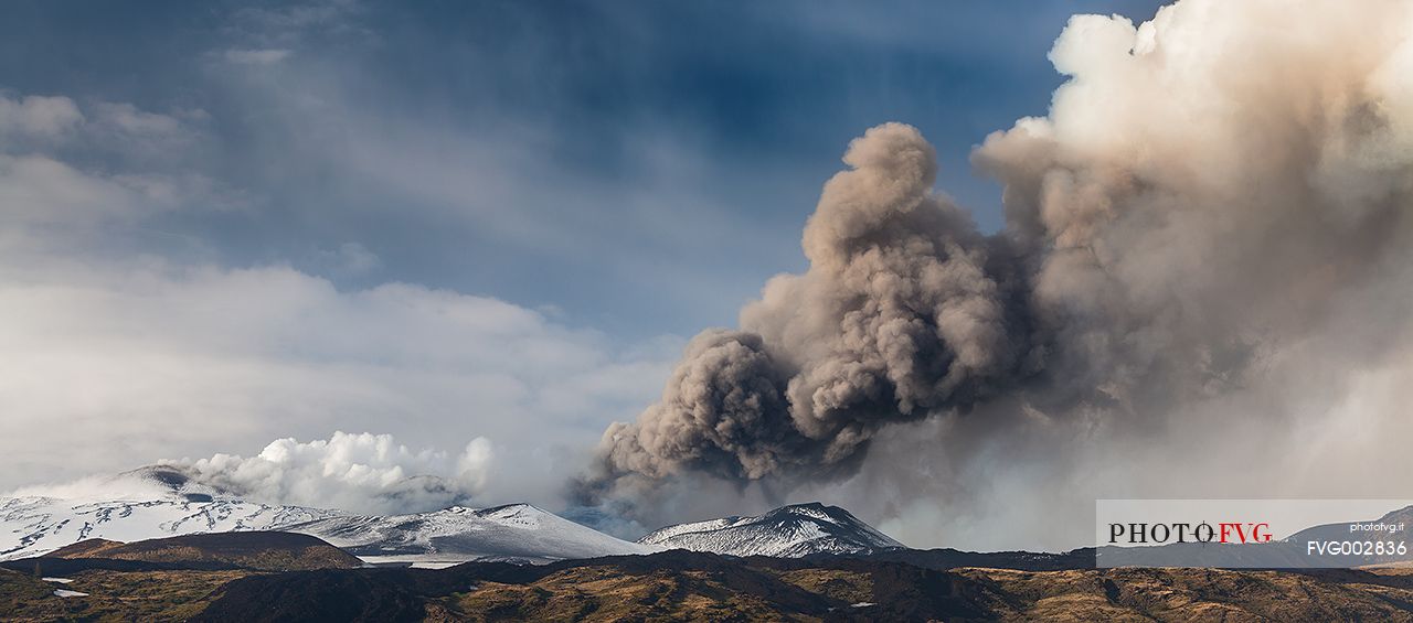 cloud of ashes during the 12th paroxysmal episode in 2013 of Etna