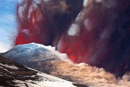 Etna, from 2800mt of altuitudine, 6th paroxysm of 2012, lava fountains from New South East crater