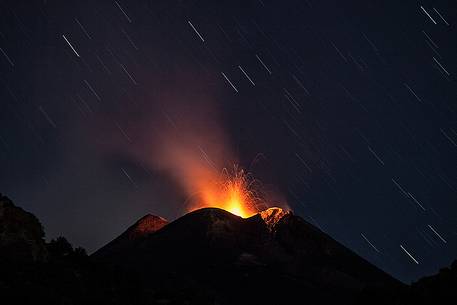 A weak strombolian activity at the Southeast Crater is perfect to make a long exposure to show the movement of stars