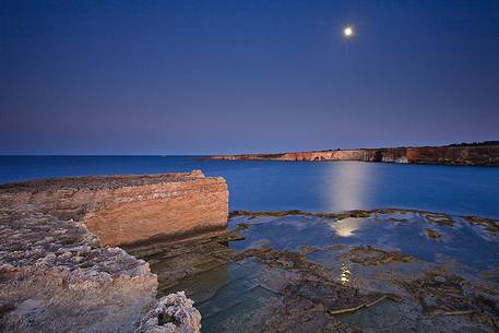 The moon reflecting on the sea of the Maddalena Peninsula