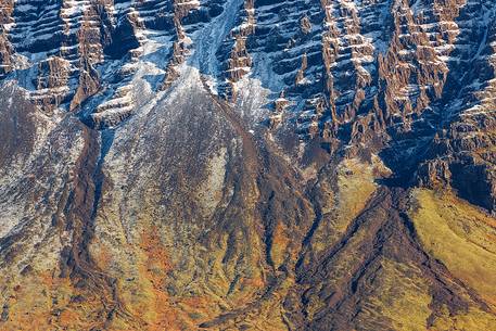 Mountain detail along jvegur