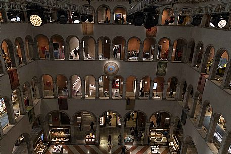 The hall of the luxury shopping-centre Fondaco dei Tedeschi, Venice, Italy, Europe