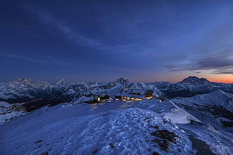 Twilight at the Lagazuoi hut near the summit of Piccolo Lagazuoi, in the background Civetta, Pelmo, Antelo, Sorapis and Croda da Lago mountains, dolomites, Cortina d'ampezzo, Veneto, Italy, Europe