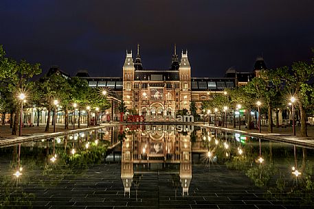 The Rijksmuseum is the most important museum of Amsterdam regarding Flemish period art works.