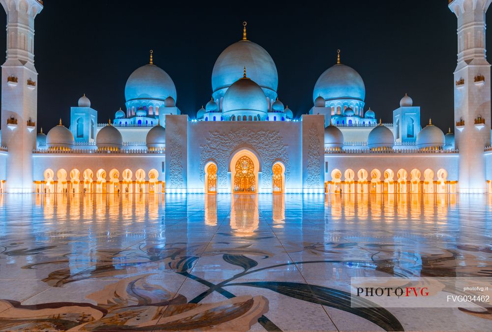 Sheikh Zayed Grand Mosque in Abu Dhabi with two minarets lighting at twilight, Emirate of Abu Dhabi, United Arab Emirates, UAE