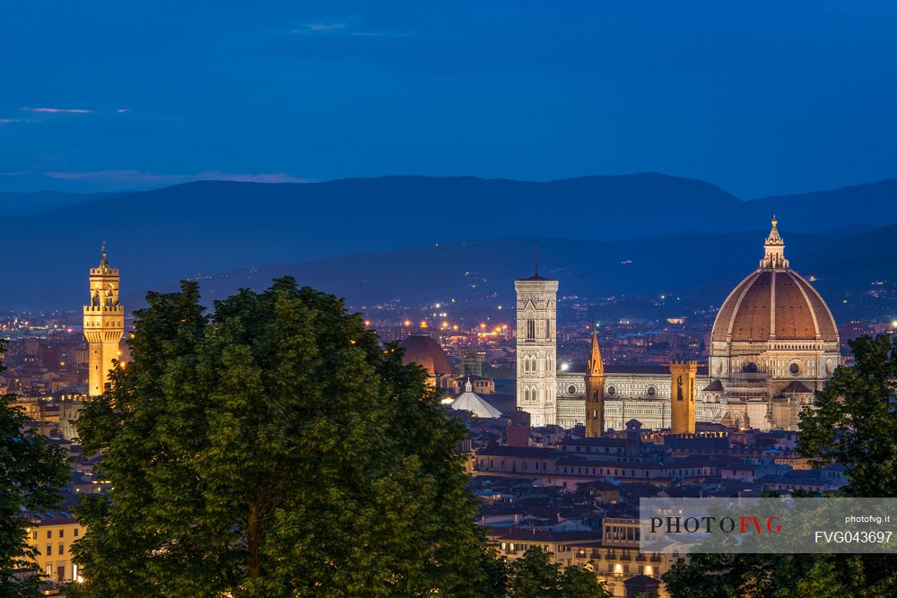 View from Piazzale Michelangelo at twilight, Duomo Santa Maria del Fiore and Palazzo Vecchio palace in the background, Florence, Tuscany, Italy, Europe
