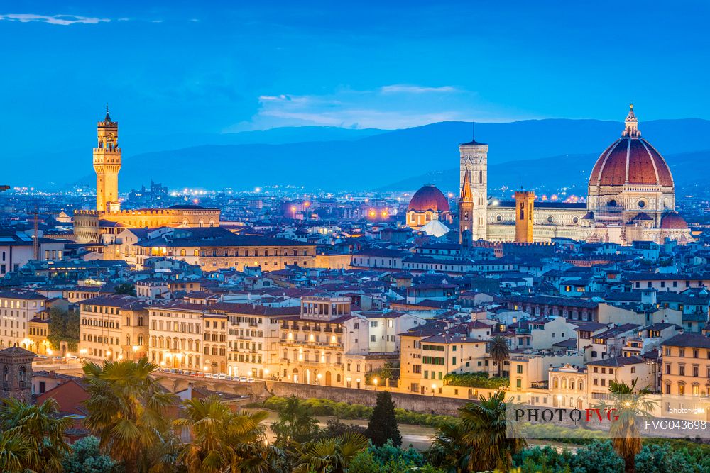 View from Piazzale Michelangelo at twilight, Duomo Santa Maria del Fiore, Palazzo Vecchio palace and Arno river in the background, Florence, Tuscany, Italy, Europe