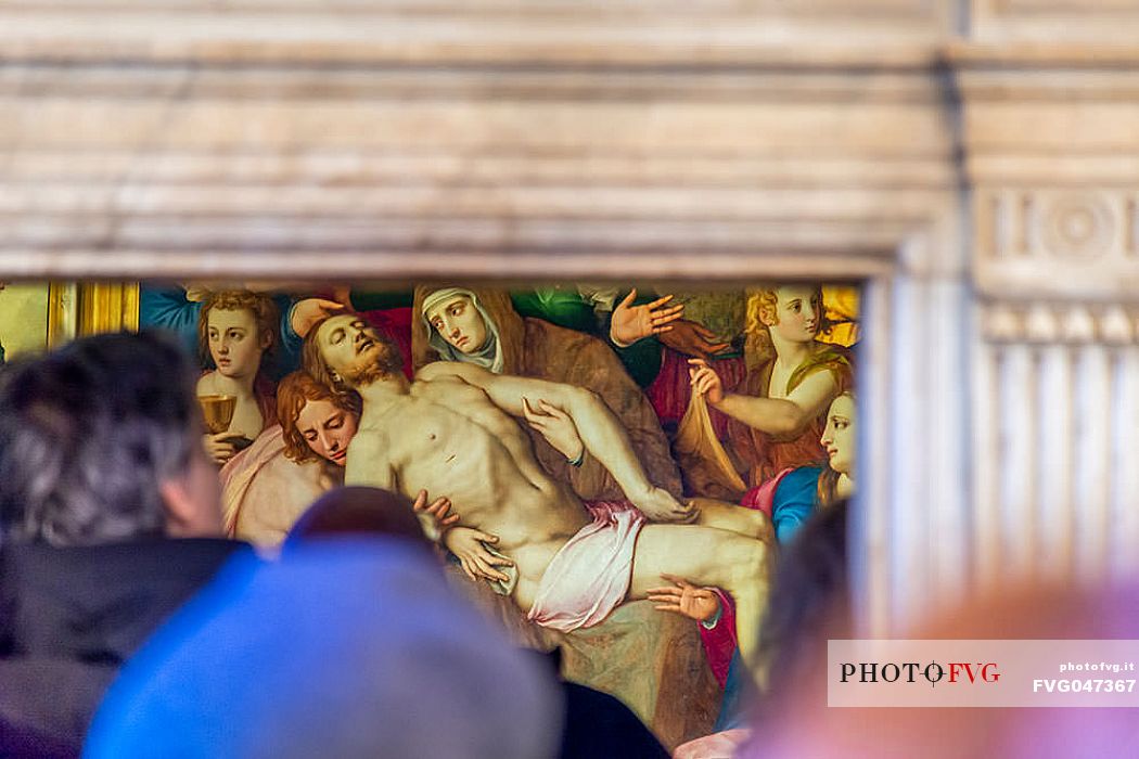 Tourist visiting the Eleonora di Toledo chapel, Palazzo Vecchio, Piazza della Signoria, Florence, Tuscany, Italy, Europe