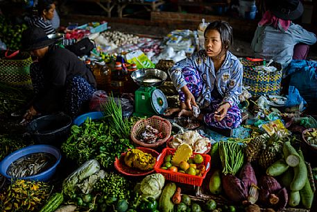 Young girl selling vegetable at local market Psa Kraom