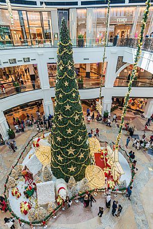 Christmas tree in the Mall of the Emirates Shopping Centre, Dubai, United Arab Emirates, Asia