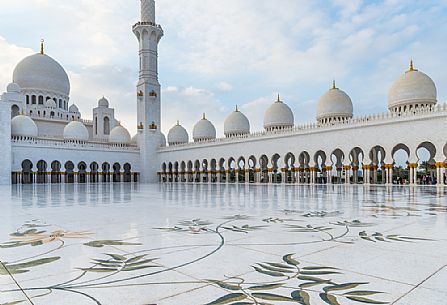 The courtyard of Sheikh Zayed Grand Mosque in Abu Dhabi with minaret, Emirate of Abu Dhabi, United Arab Emirates, UAE