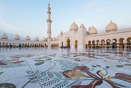 The courtyard of Sheikh Zayed Grand Mosque in Abu Dhabi with minaret, Emirate of Abu Dhabi, United Arab Emirates, UAE