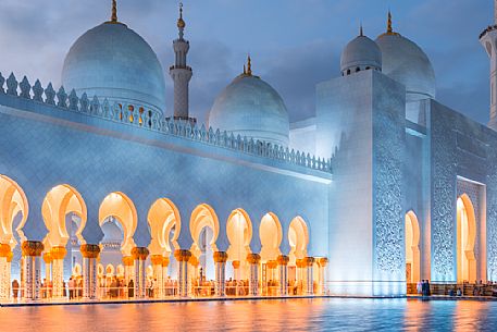 Sheikh Zayed Grand Mosque in the City of Abu Dhabi at twilight, Emirate of Abu Dhabi, United Arab Emirates, UAE