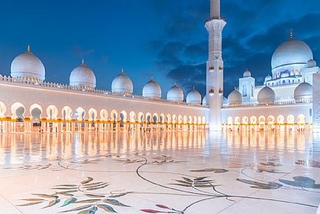 Sheikh Zayed Grand Mosque in Abu Dhabi with minaret lighting at twilight, Emirate of Abu Dhabi, United Arab Emirates, UAE
