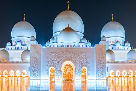 Front view of Sheikh Zayed Grand Mosque in Abu Dhabi at twilight, Emirate of Abu Dhabi, United Arab Emirates, UAE