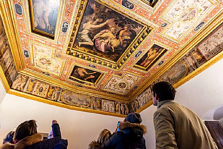 Tourists visiting the Eleonora di Toledo apartments, Palazzo Vecchio, Piazza della Signoria, Florence, Tuscany, Italy, Europe