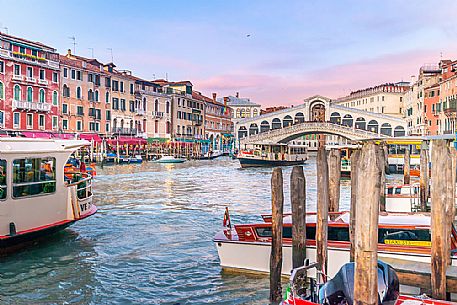 Traffic on Canal Grande and Rialto Bridge, Ponte di Rialto in the background at sunset, Venice, Italy, Europe