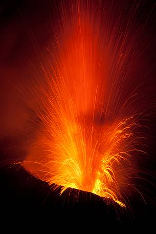 An explosion produces a fountain of lava and lapilli.