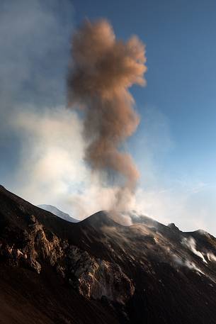 An explosion produces a coloumn of smoke. Lava and lapilli flow along the Sciara del Fuoco An explosion produces a coloumn of smoke. Lava and lapilli flow along the Sciara del Fuoco